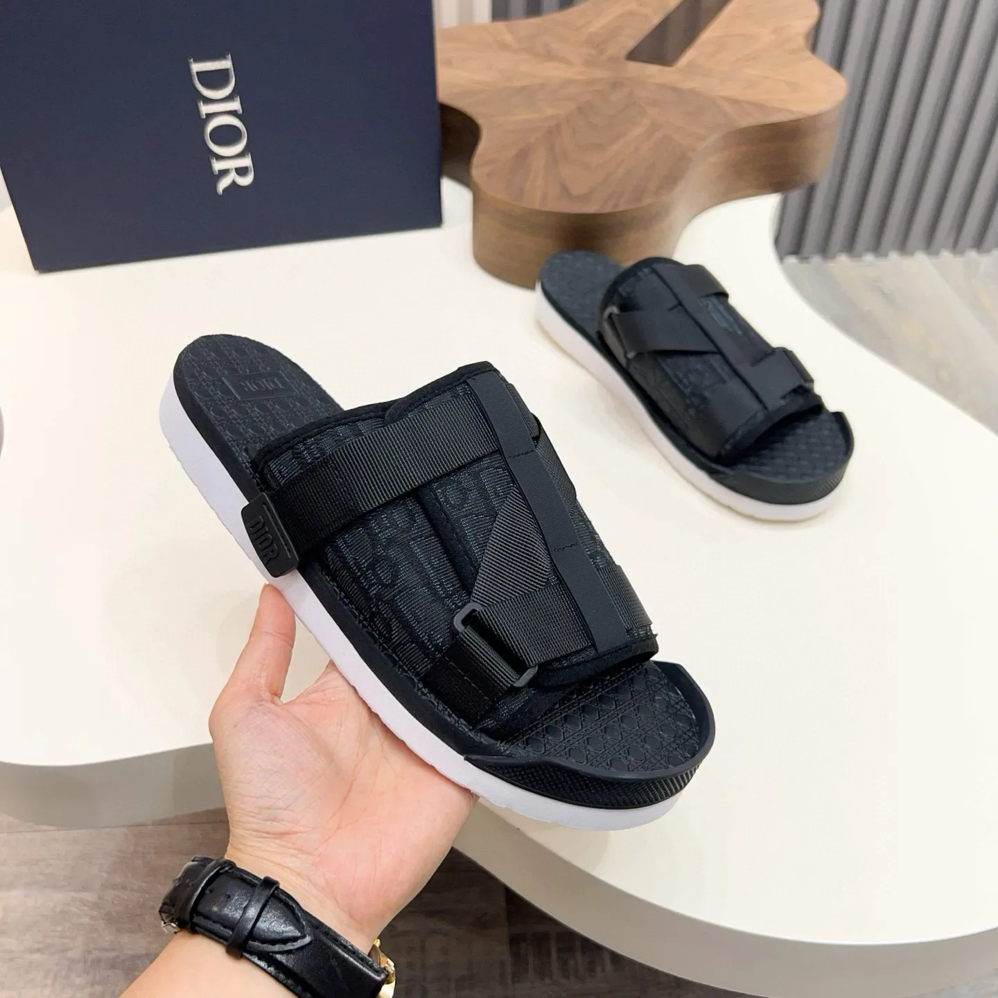Factory price: 280💰Dior Alias ​​men's leather slippers. This Alias ​​sandal is a new summer product, showing a casual and elegant style. Carefully crafted from grained cow leather and Oblique printed fabric, with cowhide lining! Cross-strap design with metal-clad brass CD Diamond logo. The imported cowhide leather and rubber sole adds sophistication and comfort, while Oblique print-effect anti-slip panels add style. Size: 38-44 (45 customized)